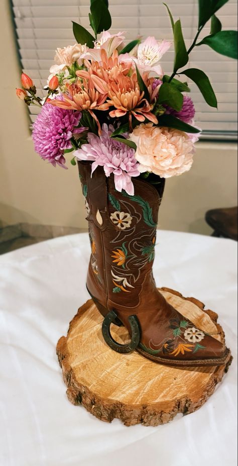 Western Boot Centerpieces, Boot Centerpieces Quinceanera, Boot Centerpieces Western, Rustic Quinceanera Ideas Decoration, Quince Salon, Boots And Bling Party Theme, Vaquero Centerpieces, Charro Quinceanera Centerpieces, Charro Centerpieces For Quince