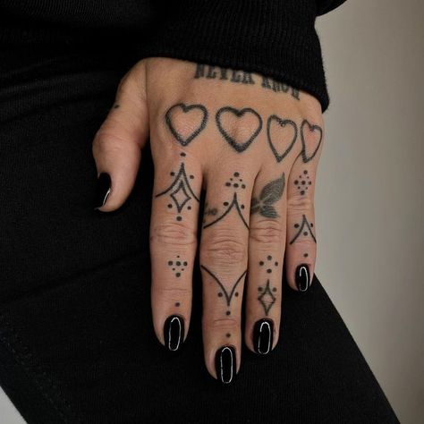 Heart Knuckle Tattoo, Dainty Knuckle Tattoos, Girly Knuckle Tattoos, Script Finger Tattoo, Nuckle Tats, Old School Hand Tattoo, Finger Tattoos Women, Finger And Hand Tattoos, Traditional Finger Tattoos