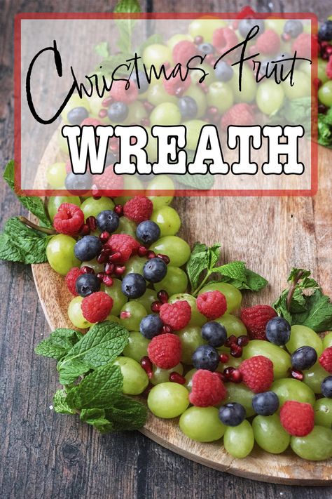 A Christmas Fruit Wreath with a text overlay title. Christmas Fruit Tray Ideas For Kids, Christmas Morning Fruit Ideas, Fruit Dishes For Christmas, Christmas Fruit Side Dishes, Fruit Tray Ideas For Christmas Party, Christmas Dessert Trays For Party, Fruit Wreath Christmas Edible, Christmas Fruit Wreath Platter, Fruit Platter For Christmas