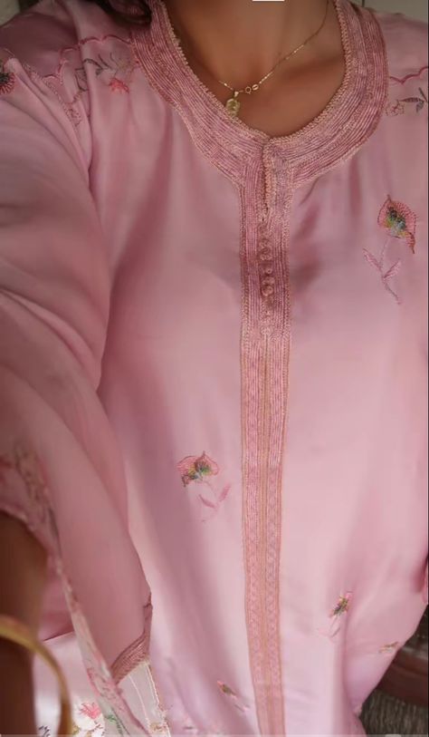 Moroccan Dress Kaftan, Khaleeji Abaya, Pink Kaftan, Moroccan Aesthetic, Moroccan Clothing, Kaftan Designs, Modern Hijab Fashion, Dress Kaftan, Moroccan Fashion