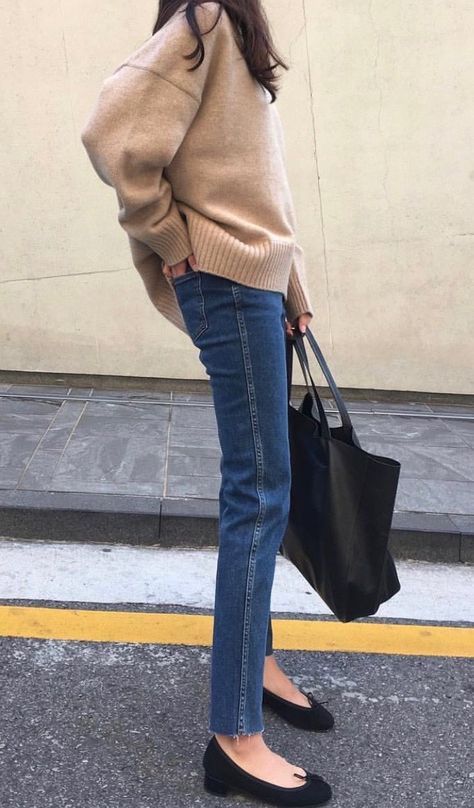 Makeup Artist ^^ | Edito-ar https://pinterest.com/makeupartist4ever/ Mid Blue Jeans Outfit, Blue Jeans Outfit Work, Black Flats Outfit Casual, Black Straight Leg Jeans Outfit, Minimal Fall Outfit, Casual Pieces, Graceful Style, Minimalist Moda, Camel Sweater