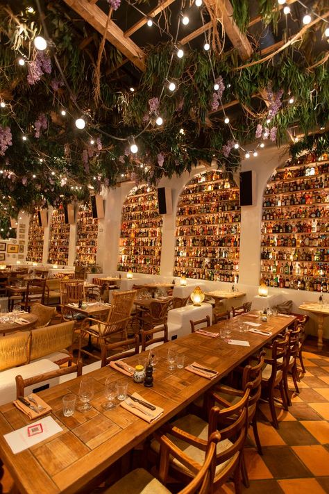 A guide to 10 of the most instagrammable restaurants in London, including all the most aesthetic, photogenic spots for a bite to eat in the city. Best Restaurants London, London Places To Eat, Instagrammable Restaurants, Restaurants For Birthdays, London In October, London Cheap, Restaurant In London, London Cafe, London Bucket List