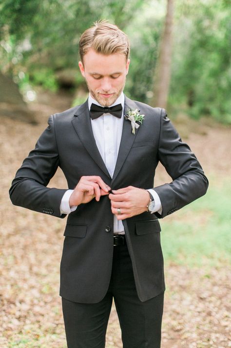 Dapper groom: http://www.stylemepretty.com/2016/05/17/muted-earth-tones-inspired-wedding-design/ | Photography: Elate Photo - http://www.elatephoto.com/ Charcoal Tuxedo Wedding, Charcoal Grey Suit Wedding, Grey Tux Wedding, Earth Tone Wedding Colors, Charcoal Suit Wedding, Dark Grey Groomsmen, Gray Groomsmen Suits, Earth Tone Wedding, Wedding Groomsmen Attire