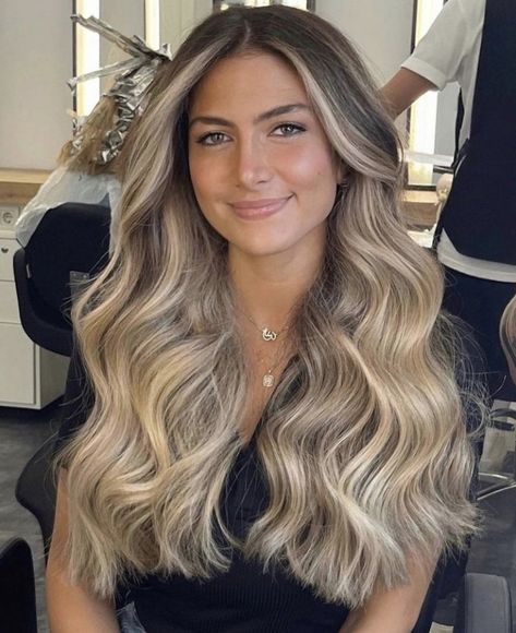 Medium Blonde Balayage, Beige Blonde Balayage, Fall Blonde Hair Color, Medium Length Wavy Hair, Hair Color Pictures, Hair Change, Fall Blonde Hair, Warm Scarves, Beautiful Gradient