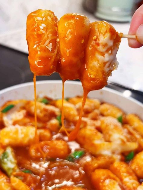 Cheese Tobokki, Cheese Teokkboki, Tekkboki Recipe, Cheesy Tteokbokki Recipe, Tabokkie Recipe, How To Make Teokkboki Rice Cake, Toppoki Recipe Korea, How To Make Tteokbokki, Topokki Recipe