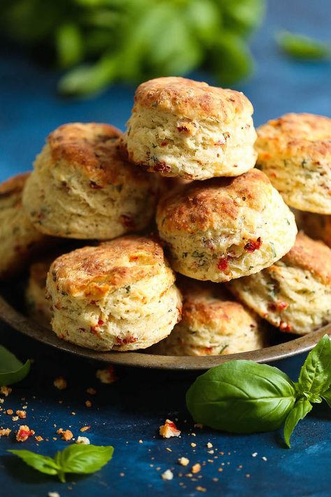 Parmesan Biscuits, Savory Biscuits, Tomato Parmesan, Savoury Biscuits, Biscuit Rolls, Simply Irresistible, Sun Dried Tomatoes, Think Food, Snacks Für Party