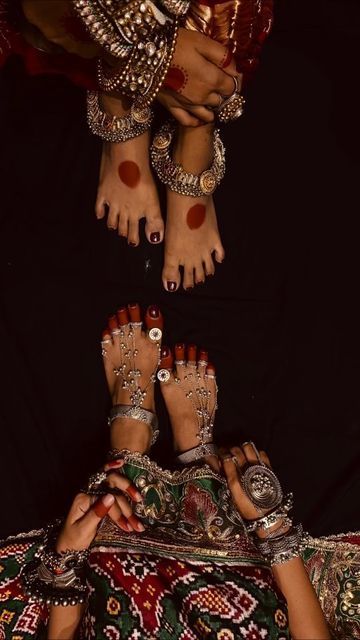 My Motifs on Instagram: "Handcrafted with explicit detailing and love! Featuring our gorgeous anklet with our signature ghungroos and unique toe rings and our dual tone payal curated to elevate your look at a glance, with its vibrant stones, elegant motifs and our signature ghungroos. Both of these payals are absolutely mesmerizing and resounding for each toe with gentle intricate detailing. Grab yours now to bring our beauty and elegance in your every groove. Tribal payal with ghungroos code: Garba Outfit, Artsy Earrings, Bridal Anklet, Indian Accessories, Bride Photoshoot, Sophisticated Jewelry, Indian Photoshoot, Silver Toe Rings, Vogue Covers