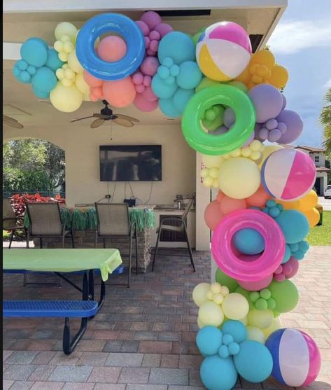 Summer Pool Party Decor, Pool Party 4th Birthday, 5th Birthday Pool Party Ideas Girl, Apartment Pool Party Ideas, Beginning Of Summer Party, Summer Balloons Decoration, Bring Your Own Pool Party Backyards, Pool Party Balloon Arch, Blow Up Pool Party