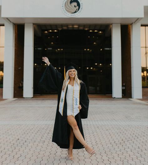 Ucf Grad Pics, Ucf Grad Photos, Graduation Pictures Ucf, Graduation Pic Poses, Ucf Graduation Pictures, Nursing Grad Pics, School Photoshoot Ideas, Uni Graduation, Ucf Graduation