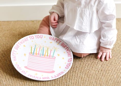 Family Birthday Plate, Happy Birthday Plates Ceramic, Homemade Birthday Plate, Birthday Plate Girl, Baby Birthday Plate Diy, Birthday Plate Ideas Ceramic, Baby Plate Painting Ideas, Birthday Pottery Plate, Happy Birthday Plate Design