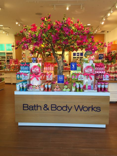 Visual Merchandising of Bath and Body Works in Pittsburgh-shows use of platforms to display product for better visibility. Categorized by color and products. Use of tree as prop to engage customer. Also uses signage to draw attention to key products. Candle Shop Display, Bath And Body Works Store, Bath Boms Diy, Products Display, Shower Products, Visual Merchandising Displays, Store Design Boutique, Shower Wall Panels, Digital Showers