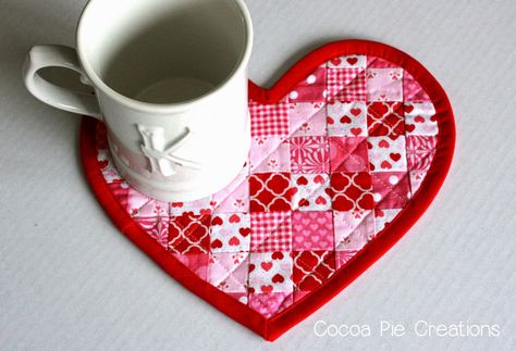 Cocoa Pie: Valentine Mug Rug & Tips for Sewing Curves and Inside Corners Mug Rug Tutorial, Tips For Sewing, Valentine Mug, Heart Quilt Pattern, Mug Rug Patterns, Heart Mug, Diy Valentines Decorations, Crochet Table, Valentine Projects