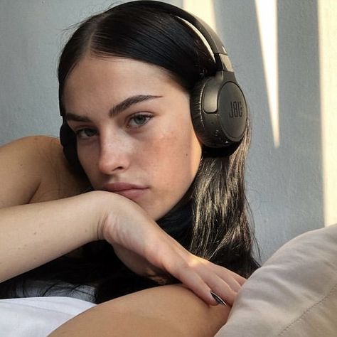 #girlicon #girlblogger #rp #aesthetic #aesthetictumblr #aestheticicon #icon #iconsoft #aestheticphotos #girlfriendmaterial #turkishgirl #turkish Kimberly Reed, Jbl Headphones, Cute Headphones, Monster Party, Audio Headphones, Blackest Knight, Audiophile, Black Aesthetic, Aesthetic Photo