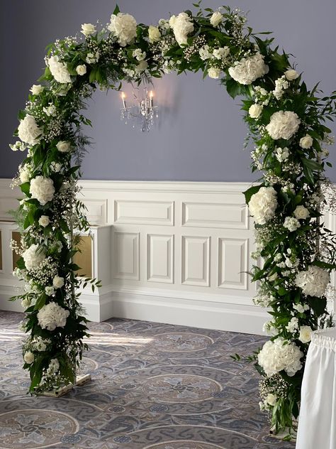 Wedding Arch Ideas White And Green, Green And White Arch Wedding, White And Green Wedding Decorations, Hydrangea Decoration Wedding, White Flower Arch Wedding, White Wedding Arch Flowers, White Ceremony Arch, White Rose Alter Wedding Arches, Greenery Arch Wedding