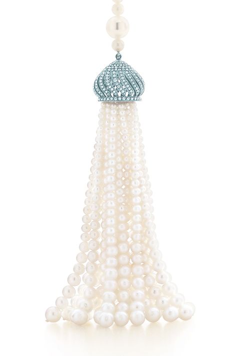 A tassel pendant of pearls and diamonds from the Blue Book. Tiffany. Tiffany Accessories, Jewellery Tiffany, Ugg Fashion, Tiffany Setting, Ugg Adirondack, Michael Kors Handbags Outlet, Boots Luxury, Ugg Dakota, Ugg Kids