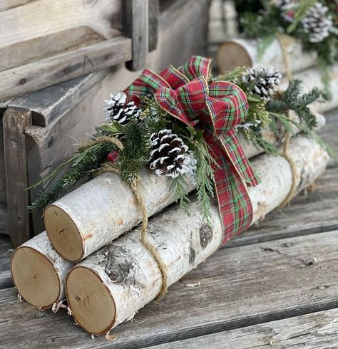 Birch Tree Decor Christmas, Birch Tree Decor, Birch Logs, Christmas Planters, Diy Christmas Wreaths, Country Christmas Decorations, Holiday Display, Christmas Wood Crafts, Rustic Holiday