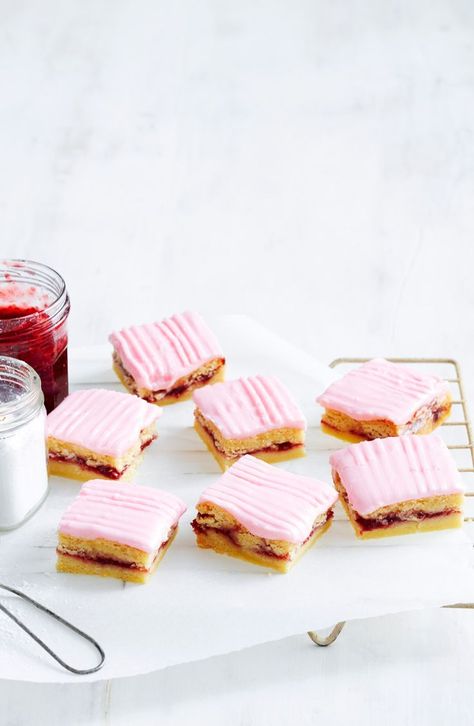 Iced raspberry shortbread slices #recipe Raspberry Shortbread Bars, Raspberry Slice, Country Baking, Raspberry Shortbread, Raspberry Squares, Tart Crust Recipe, Traditional Baking, Tart Dough, Tray Bake Recipes