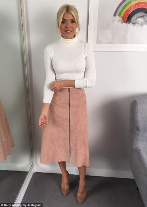 Svelte: Holly Willoughby once again wowed fans as she posted her daily outfit snap - in which she was displaying possibly her slimmest look to date while sporting a tight white jumper with a chic A-line skirt on Thursday Dress Skirt Outfit, Holly Willoughby Style, Holly Willoughby Outfits, Skirt Outfit Ideas, Jumper Outfit, Rock Outfit, Holly Willoughby, Lovely Clothes, Pink Midi Dress