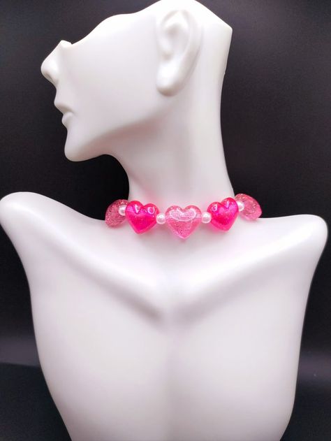 Pink Heart Jewelry, Magic Clothes, Diy Kandi Bracelets, Pink Heart Necklace, Pink Chain, Pink Choker, Art Outfits, Y2k Accessories, Kandi Bracelets