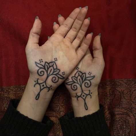 Palm Tattoos, Handpoke Tattoo, Tattoo Hand, Inspiration Tattoo, Red Tattoos, Tattoo Ideas Female, Up Tattoos, Time Tattoos, Viking Tattoos