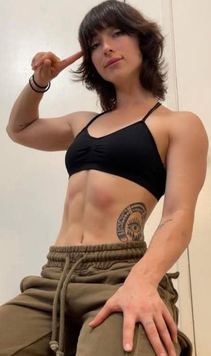 Buff Women, Modele Fitness, Woman Posing, Abs Women, Female Pose Reference, Beef Patty, Lean Beef, Body Reference Poses, Human Poses Reference