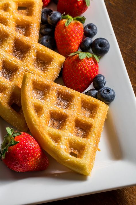 Low Sugar Baking, Coconut Flour Waffles, Almond Flour Waffles, Keto And Gluten Free, Make Almond Flour, Breakfast Bowls Recipe, Healthy Waffles, Strawberry Waffles, Low Carb Low Sugar