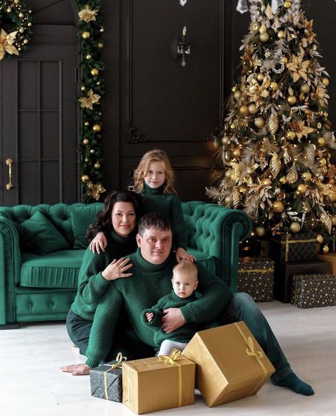 Diy Christmas Photoshoot, Christmas Mini Shoot, Christening Photography, Christmas Poses, Christmas Family Photoshoot, Family Christmas Outfits, Holiday Mini Session, Xmas Photos, Family Portrait Poses