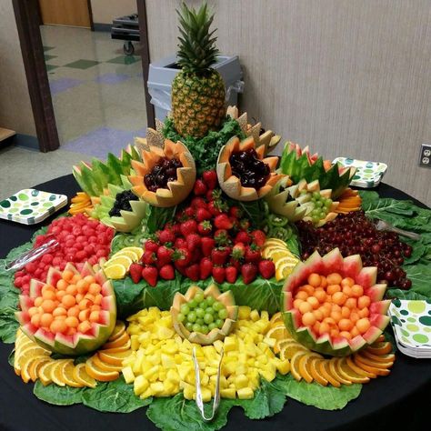 Fruit Tables, Fruit Buffet, Deco Fruit, Fruits Decoration, Fruit Platter Designs, Fruit Centerpieces, Fruit Creations, Fruit Designs, Dessert Presentation