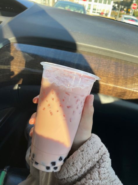 Strawberry Milk Tea, Strawberry Boba, Milk Tea Boba, Creative Pumpkin Painting, Shoujo Girl, Bubble Milk Tea, Food Therapy, Food Places, Strawberry Milk