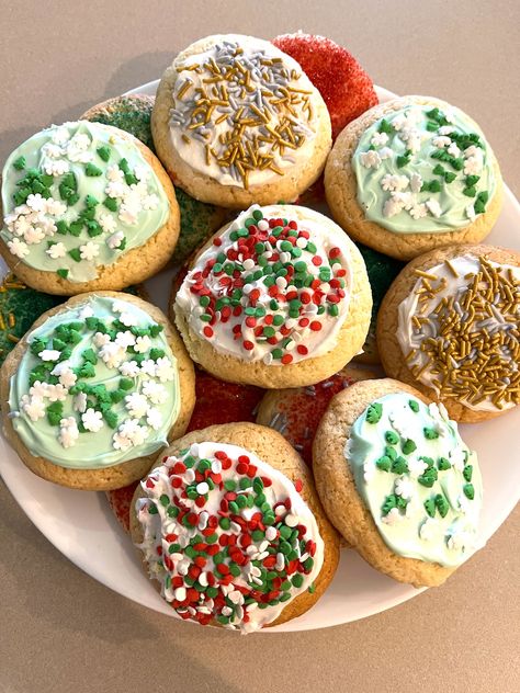 Easy Cake Mix Christmas Cookies Cake Mix Christmas Cookies, Velveeta Fudge, White Cake Mix Cookies, Pumpkin Loaf, Apple Dump Cakes, Delicious Christmas Cookies, Cake Mix Cookie Recipes, Christmas Cookies Easy, White Cake Mixes