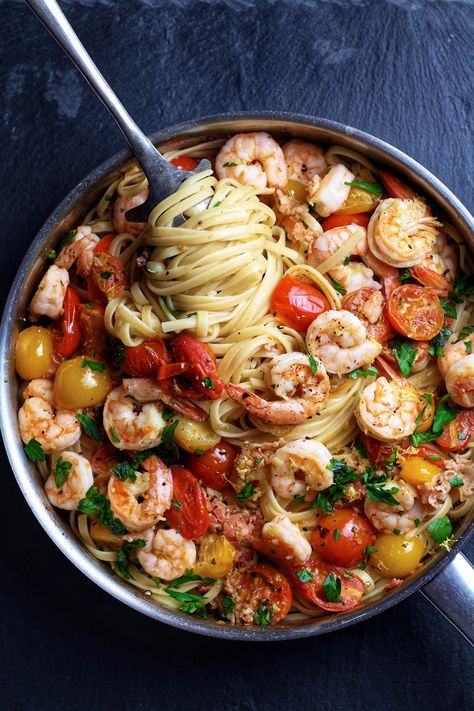 Lemon Linguine, Prawn Linguine, Prawn Pasta, Raw Prawns, Prawn Dishes, Linguine Recipes, Garlic Prawns, Quick Pasta, Prawn Recipes