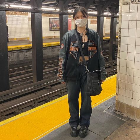 Subway Pics, Hardly Davidson, Nyc Aesthetic, Harley Davidson Jacket, Nyc Subway, Dream Clothes, Outfits Aesthetic, Casual Fits, Jacket Outfits