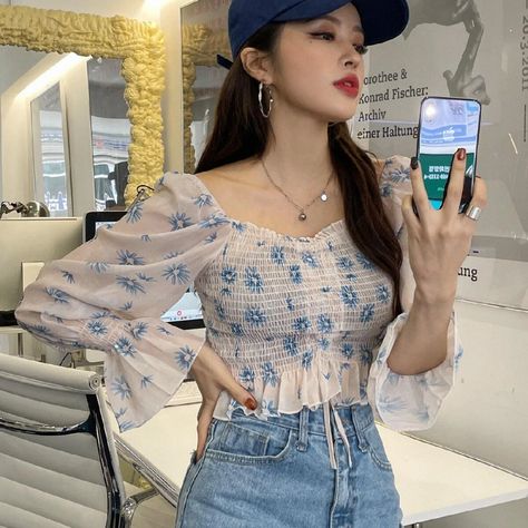 DAZY Floral Print Frill Trim Shirred Flounce Sleeve Crop Blouse | SHEIN UK Korean Tops Blouse, Floral Blouse Outfit, Printed Top Outfit, Crop Top And Jeans, Summer Blouse Outfit, Girls Outwear, Ootd Poses, Korean Summer Outfits, Dinosaur Room