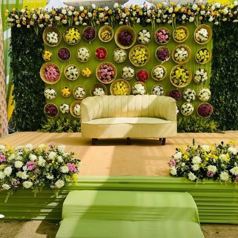 Mayra Decoration, Pooja Backdrops, Mehandi Backdrop, Haldi Stage, Pelli Decoration, Stage Decoration Photos, Mehndi Stage, Haldi Ceremony Decorations, Reception Stage Decor