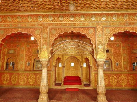 Junagarh Fort interior. This fort was built in 1478 by Rao Bika who established the city of Bikaner in 1472. Although the repeated attacks by the Mughal army, Junagargh fort still stands today Raj Mahal, India Palace, Indian Desert, Travel Hacks Airplane, Palace Interior, Red Fort, India Photography, Studio Backgrounds, Indian Architecture