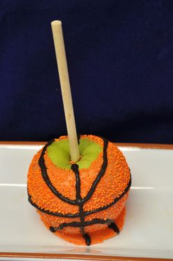 10 Basketball Treats Perfect for March Madness - Housewives of Riverton Basketball Candy Apples, Chocolate Dipped Apples, Basketball Treats, Compound Chocolate, Diy Caramel, Dipped Apples, Basketball Baby Shower, Valentine Cake Pop, Chocolate Caramel Apples