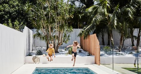 Drawing on her considerable design experience, interior stylist Kristin Rawson has made quite a splash in her own Sydney backyard. Mim Design, Glamorous Interiors, Top Architects, Beach Retreat, Most Beautiful Gardens, Australian Architecture, Modern Beach House, Victorian Terrace, Interior Renovation