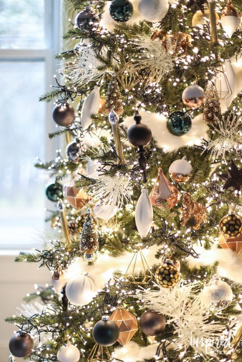 Christmas Tree Holiday Home Tour | Creative Christmas Decorating Ideas #christmas #decor #holiday #christmastree #hometour Black And Gold Christmas Tree, Lux Christmas, Black And Gold Christmas, Pretty Christmas Trees, Blue Christmas Decor, Holiday Home Tour, Farmhouse Christmas Tree, Alternative Christmas Tree, Gold Christmas Decorations