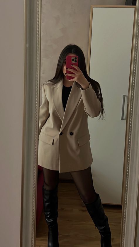 Birthday Outfit With Blazer, Zara Beige Blazer, Zara Blazer Outfit, Beige Blazer Outfit, Hoodie Blazer, Winter Birthday Outfit, Blazer Outfits For Women, Beige Blazer, Zara Blazer