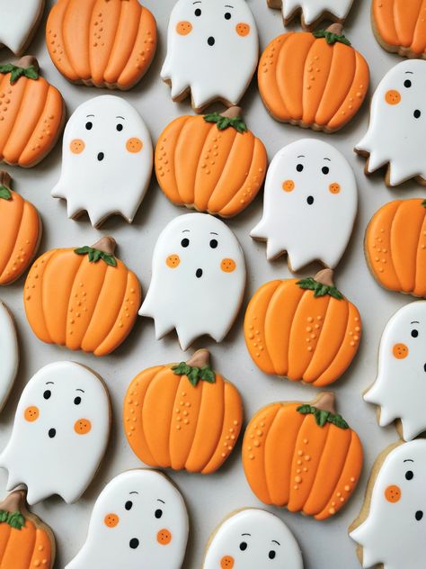 Ghost Halloween Cookies, Mini Halloween Cookies, Cute Ghost Cookies, Ghosts Cute, Cookies Halloween, Halloween Food Treats, Ghost Cookies, Halloween 4, Cutout Sugar Cookies