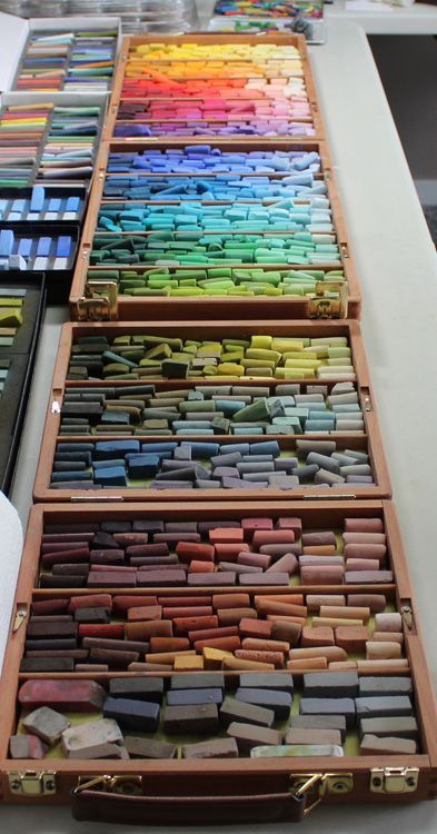 Pastel Art Supplies, Aesthetic Art Supplies, Pastel Supplies, Art Supplies Aesthetic, Cool Art Supplies, Pastel Storage, Studio Seni, Art Studio Storage, Art Studio Space