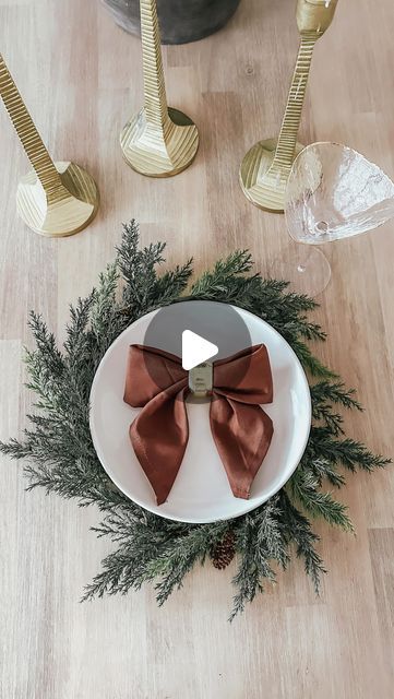 Jen Alvarez • Home Decor on Instagram: "How to make a bow napkin 🤎 comment “BOW” to get the link to shop this post straight to your inbox. This bow adds the cutest touch to a holiday table and is so easy to do ✨ save for later! link in bio to shop on my @shop.ltk / https://liketk.it/4qK2y #ltkhome #ltkholiday #ltkunder25 #amazonhome #amazonfinds #holidaytablescape #christmastable #foldinghacks #napkinfolding #napkinbow #bow #christmasdecor #christmastime #neutralchristmas" Napkin Bow Tie, Napkin Utensil Wrap, How To Use Napkin Rings Ideas, Folding Napkins For Napkin Rings, How To Fold A Napkin Into A Bow, How To Make A Bow Napkin, Thanksgiving Cloth Napkin Folds, How To Fold Napkins For Thanksgiving, Bow Napkin Fold