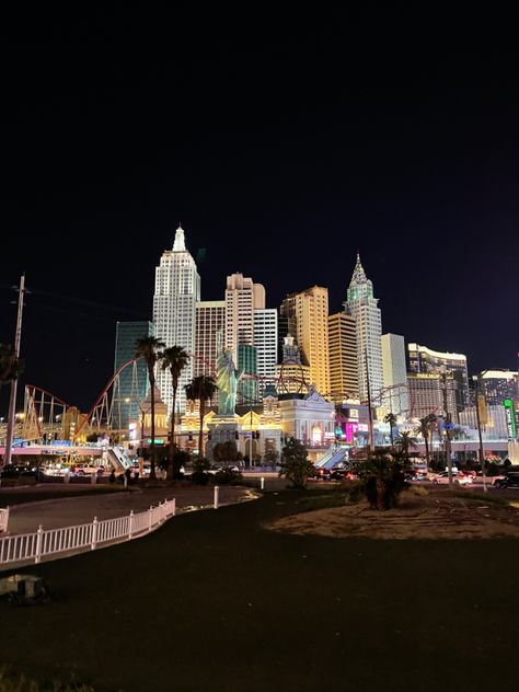 Nevada Las Vegas, Aesthetic Vegas Pictures, Superbowl Fits, Las Vegas Aesthetic Night, Nevada Aesthetic, Lad Vegas, Lv Aesthetic, Nick Stokes, Las Vegas Aesthetic