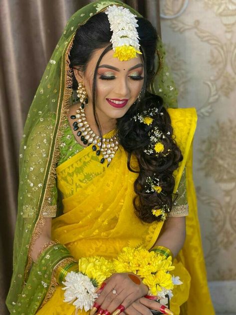 Mehandi Saree For Bride, Holud Makeover, Gaye Holud Saree, Gaye Holud Bengali Bride, Holud Saree, Shadi Preparation, Holud Bride, Haldi Outfits For Bride, Indian Party Makeup