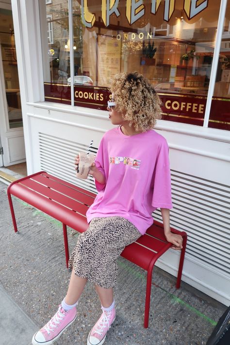 Colorful Fashion Aesthetic Summer, Colourful Spring Outfits, Dopamine Dressing Summer, Skirt Pink Outfit, Colorful Fashion Aesthetic, Pink Tshirt Outfit, T Shirt Outfit, Daily Fashion Inspiration, City Outfits