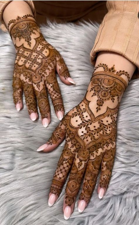 Modern Mehndi Designs Bridal, Engagement Henna Designs, Pakistani Mehndi Design, Henna Motive, Pakistani Henna Designs, Aesthetic Henna, Birmingham Photography, Engagement Mehendi, Ramzan Eid