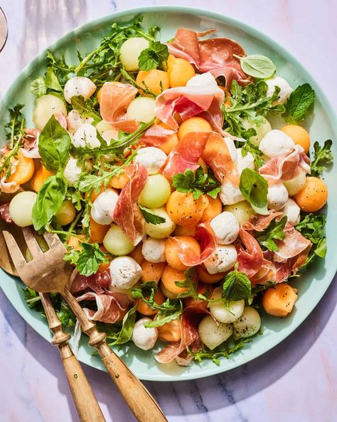 Prosciutto And Melon Salad - Sweet And Salty Perfection Honeydew Recipe, Cantaloupe Cucumber Salad, Ingredients Substitutions, Arugula Prosciutto, Prosciutto Melon, Prosciutto Salad, Melon Balls, Refreshing Summer Recipes, Grilled Broccolini