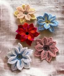 How to Crochet a Flower - FREE Crochet Pattern - KweenBee.com Wildflower Tapestry, Crochet A Flower, Glitter Yarn, Friendship Flowers, Complimentary Colours, Crochet Leaf Patterns, Crochet Sun Hat, Colorful Crochet, Crochet Leaves