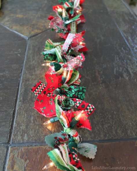 Scrappy Lighted Garland Diy Christmas Garland Mantle, Natal Country, Lighted Garland, Christmas Garland Mantle, Decorations Lights, Diy Christmas Lights, Diy Christmas Garland, Country Christmas Decorations, Diy Christmas Decorations