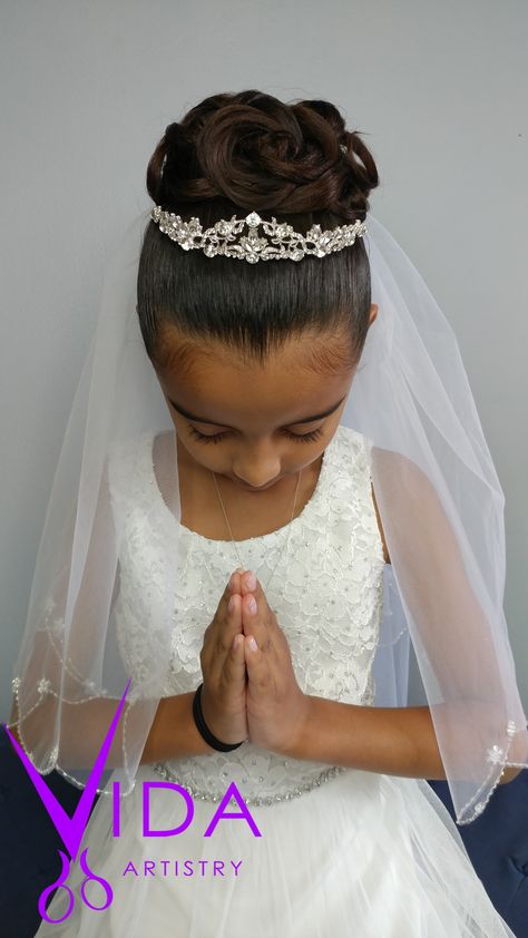 Trendy Bun, First Communion Hairstyles, Communion Headpiece, Girls Updo, Communion Hairstyles, Bun With Curls, Girls First Communion Dresses, Hairstyles Bridesmaid, Bun Hairstyle